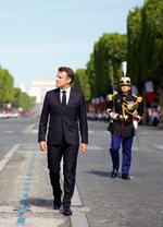    Præsident Macron ved den traditionelle parade på Bastille-dagen. Frankrig er en af verdens stærkeste militærmagter, men Emmanuel Macrons diplomatiske gennemslagskraft i forhold til Rusland har vist sig ikke at være tilstrækkelig.  Foto: Sarah Meyssonnier/Ritzau Scanpix