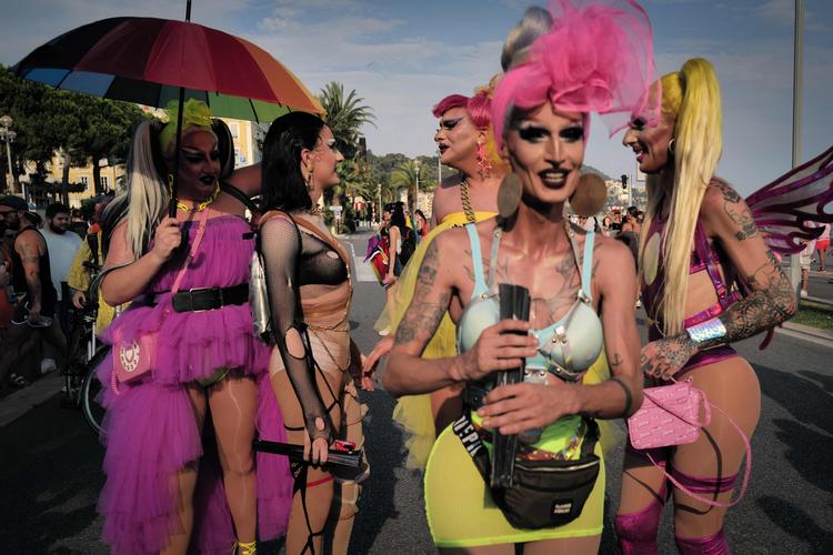   Pink Parade i Nice i juni i år. LGBT+ personer er blevet mere synlige, men volden mod dem stiger drastisk, viser nye tal.  Foto: Valery Hache/Ritzau Scanpix