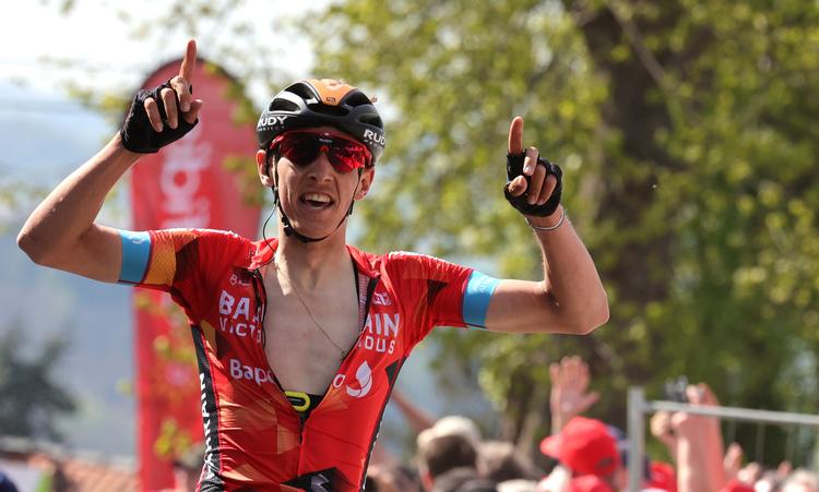 Dylan Teuns jubler over triumfen i Flèche Wallone. Foto: Olivier Matthys/Ritzau Scanpix