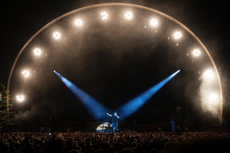 Der er noget storladent over det, når Gorillaz går på scenen, men det bliver aldrig højtideligt som Pink Floyd.  Foto: Thomas Borberg