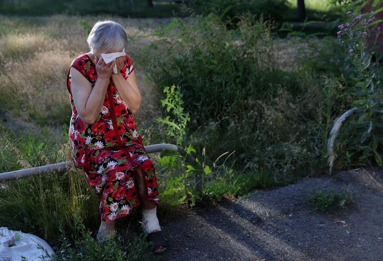 Anna Satanovskaya, 84, takes in the sudden loss of her husband, who was killed moments before, after a neighbourhood of apartment complexes was hit multiple times by shelling as Russia's attack on Ukraine continues in Kharkiv, Ukraine, June 27, 2022. REUTERS/Leah Millis Foto: Leah Millis/Ritzau Scanpix