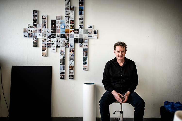 Philip Bro Ludvigsen er blandt andet kendt for sine lampedesign. Senest har han lavet lampen Orbit, som man kan lade op og tænde, selv om man ikke er i nærheden af en stikkontakt.  Foto: Simon Læssøe