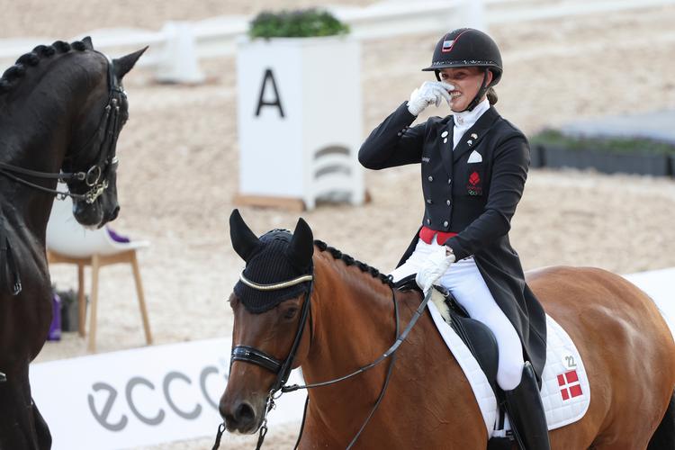 Her ses den danske dressurrytter Cathrine Laudrup-Dufour efter at have sikret sig sølvmedaljen i Grand Prix Special ved VM i Herning. Det var første gang i 16 år, at en dansker tog en individuel medalje ved VM, og senere supplerede hun endda den succes ved også at erobre sølv i Grand Prix Freestyle (Kür).  Foto: Friso Gentsch/Ritzau Scanpix
