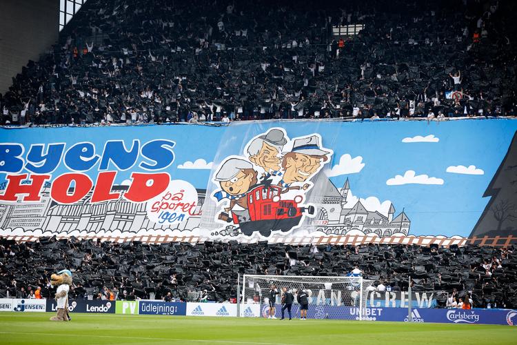 Det er bl.a. denne tifo, som FCK tager afstand fra. Foto: Jens Dresling