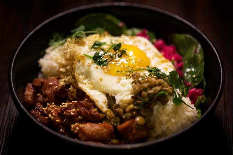 Sådan kan et koreansk måltid se ud. Hvad der er på menuen, når koreanske Yuna Kim inviterer til langbordsmiddag under Copenhagen Cooking, ved vi ikke endnu. Men kokken, der tidligere har arbejdet på bl.a. Relæ og Manfreds, lover retter, som hun husker fra sin egen barndom.  Foto: Emma Sejersen