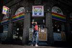 Forbavset mand foran den nedlukkede 7-Eleven på Rådhuspladsen.   Foto: Christian Falck Wolff