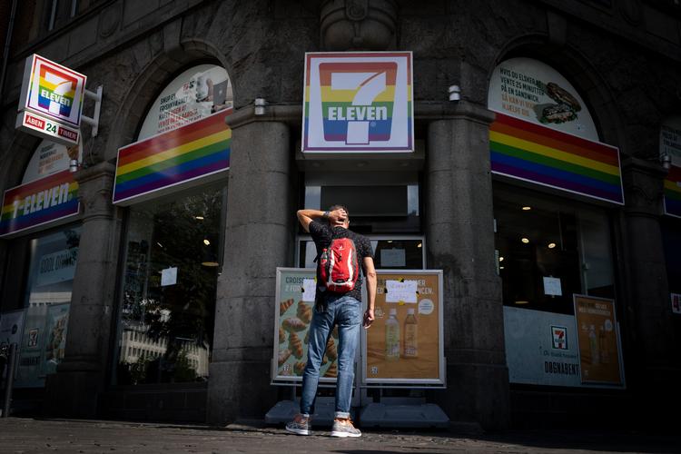 Forbavset mand foran den nedlukkede 7-Eleven på Rådhuspladsen.   Foto: Christian Falck Wolff