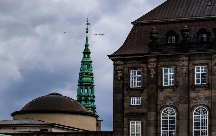 Ekstra Bladets chefredaktør har i en leder skrevet et åbent brev til statsministeriets departementschef, der sluttede 
»Hvorfor går du stadig på arbejde, Barbara?«, og mandag sendte avisen så et fly på vingerne med et banner med teksten: 'Gå nu hjem Barbara'. Foto: Jonas Olufson