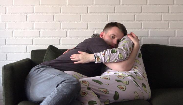 Signe og Jesper skal kramme i fem minutter hver dag, men det viser sig, at Jespers stressniveau stiger af øvelsen. Foto: 
Stine Krambech/DR