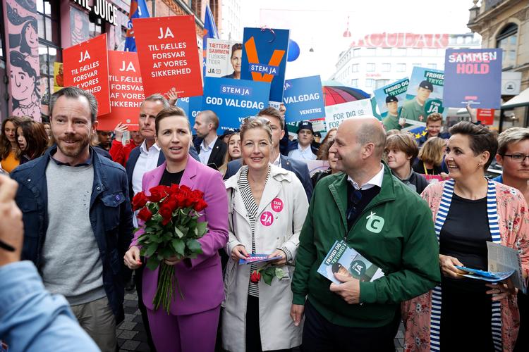 Sofie Carsten Nielsen (R) midt i den konstellation af partier, hun ønsker at danne regering med. Foto: Jens Dresling
