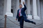 Sen. Joe Manchin (D-W.Va.) departs a Senate vote after meeting earlier with Senate Majority Leader Chuck Schumer (D-N.Y.) about reconciliation legislation at the U.S. Capitol May 18, 2022. (Francis Chung/E&amp;E News/POLITICO via AP Images) Foto: Francis Chung/e&e News/politico/Ritzau Scanpix