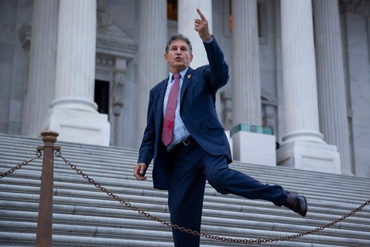 Sen. Joe Manchin (D-W.Va.) departs a Senate vote after meeting earlier with Senate Majority Leader Chuck Schumer (D-N.Y.) about reconciliation legislation at the U.S. Capitol May 18, 2022. (Francis Chung/E&amp;E News/POLITICO via AP Images) Foto: Francis Chung/e&e News/politico/Ritzau Scanpix