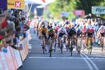 Marianne Vos suser over stregen i Helsingør som vinder af 1. etape i Tour of Scandinavia. Amalie Dideriksen ( nr. 3 fra venstre) sikrer sig 6.-pladsen.
 Foto: Thomas Sjørup/Ritzau Scanpix