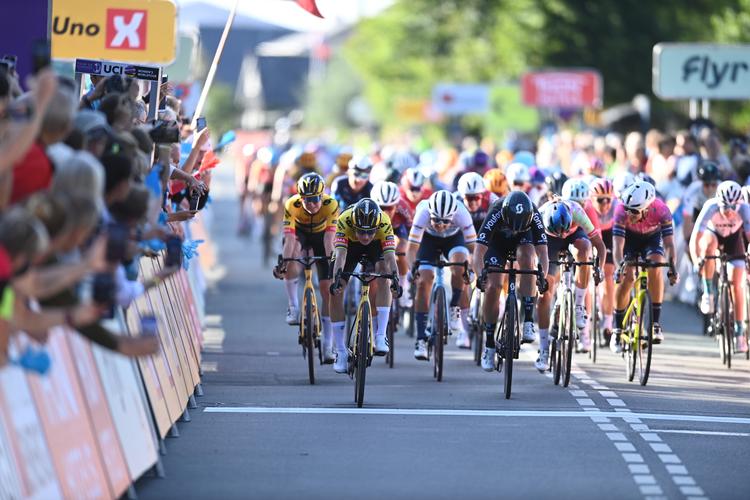 Marianne Vos suser over stregen i Helsingør som vinder af 1. etape i Tour of Scandinavia. Amalie Dideriksen ( nr. 3 fra venstre) sikrer sig 6.-pladsen.
 Foto: Thomas Sjørup/Ritzau Scanpix
