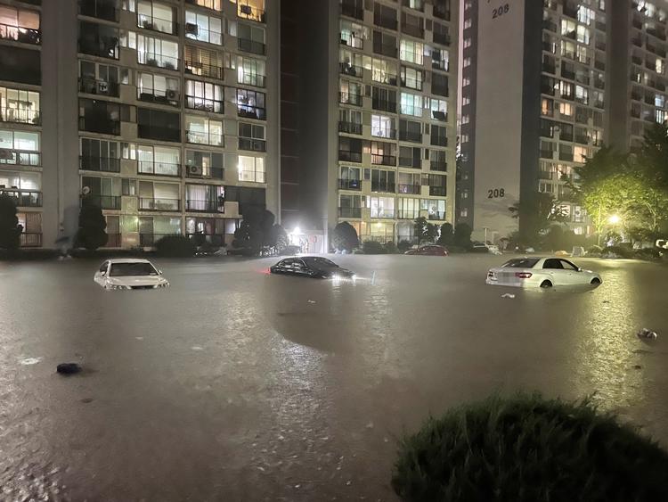 Dele af Seoul oplevede mandag 14 centimeter regn i timen. Foto: Yonhap News Agency/Ritzau Scanpix