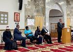 Albuquerques borgmester Tim Keller taler i moskeen New Mexico Islamic Center ved en mindehøjtidelighed for de fire  dræbte muslimer. Drabene har skræmt byens muslimske samfund. Foto: Andrew Hay/Ritzau Scanpix