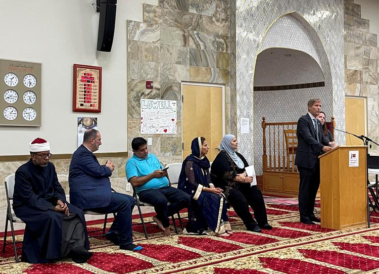Albuquerques borgmester Tim Keller taler i moskeen New Mexico Islamic Center ved en mindehøjtidelighed for de fire  dræbte muslimer. Drabene har skræmt byens muslimske samfund. Foto: Andrew Hay/Ritzau Scanpix