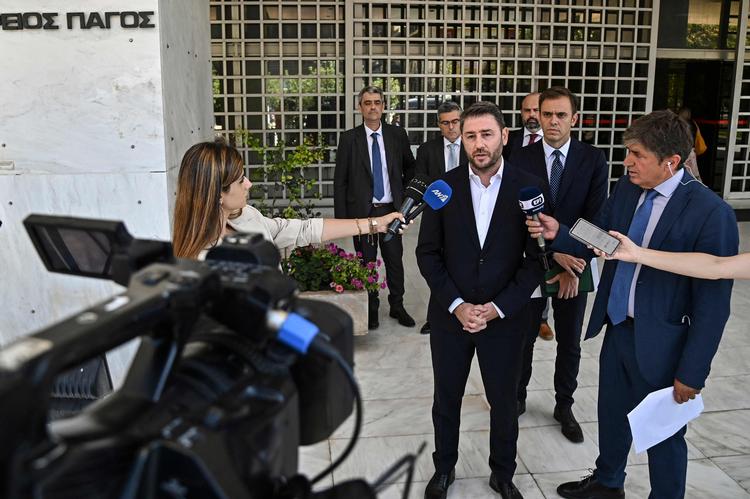    Pasok-lederen og oppositionspolitikeren Nikos Androulakis redegør for aflytningen af ham. Den har foreløbig tvunget centrale politiske personligheder til at træde tilbage. Foto: Str/Ritzau Scanpix