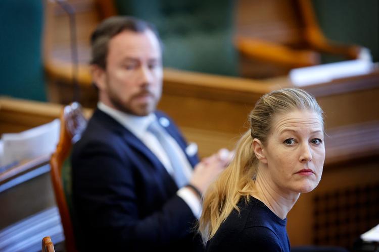 Sofie Carsten Nielsen og Jakob Ellemann-Jensen til en spørgetime i folketingssalen. Foto: Jens Dresling