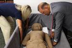 Hinduistisk Yaksha-figur af sandsten fra det 10. århundrede bliver forberedt til ceremonien, hvor en række cambodianske kunstskatte skulle overdrages fra de amerikanske til de cambodianske myndigheder. Foto: Andrew Kelly/Ritzau Scanpix