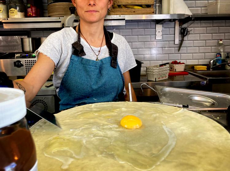En tilfældig crepe på en tilfældig varmeplade. Men at det skulle være et kulinarisk højdepunkt er måske at stramme den.  