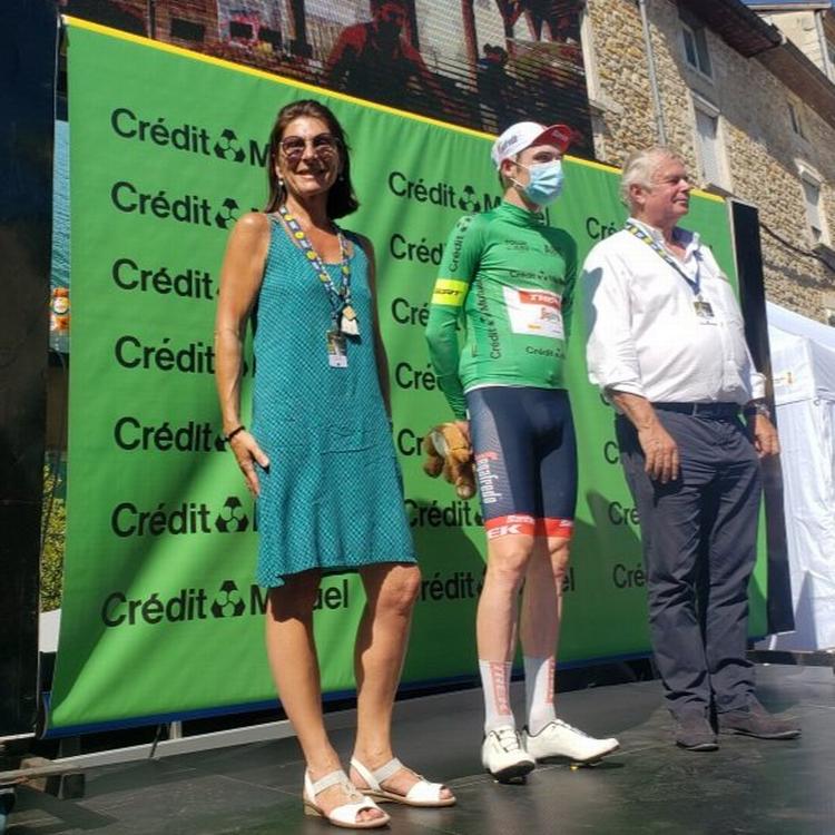 Mattias Skjelmose hyldes i den grønne pointtrøje efter 2. etape i Tour de l'Ain. Foto: Tour de l'Ain. 