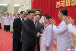 Nordkoreas leder, Kim Jong-un, takker sundhedspersonale, efter at han onsdag erklærede coronavirussen for nedkæmpet og beordrede alle restriktioner ophævet. Foto: Str/Ritzau Scanpix