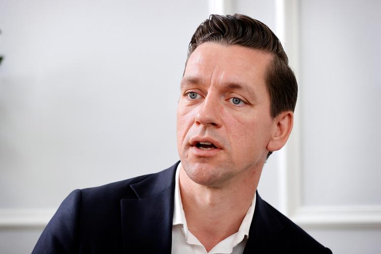 Udlændinge- og integrationsminister Kaare Dybvad Bek (S) fastholder, at flygtninge skal rejse tilbage, når de kan. 
"Hele grundlaget for flygtningekonventionen og hele flygtningebegrebet er jo, at man er på flugt, indtil det sted, man kommer fra, er roligt igen.," siger han.. 