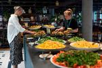Kokkene kan præcis aflæse, hvilke retter der er mest populære, og hvor gæsterne i  bistro 44 hos A.P. Møller-Mærsk tager lidt mindre for sig af retterne. Sammen med kreative køkkenevner skal de data hjælpe køkkenet med at reducere madspild. Foto: Tilde Døssing Tornbjerg