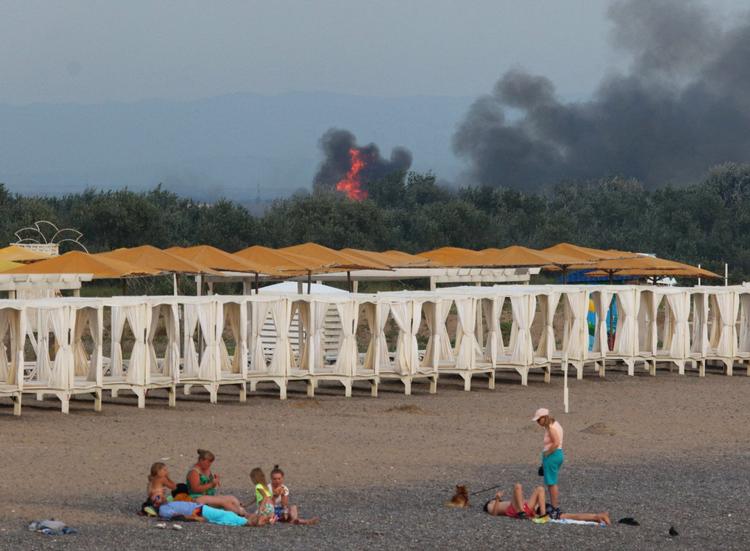 Eksplosionerne kunne ses fra de nærliggende turiststrande, russerne ivrigt besøger. Foto: Stringer/Ritzau Scanpix