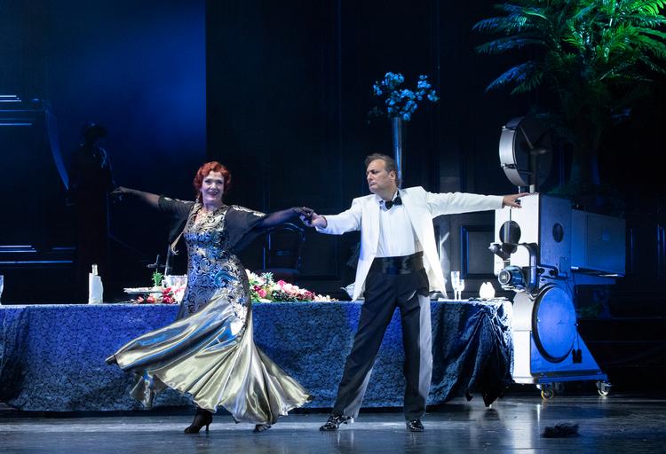 Tammi Øst som den falmede stjerne Norma Desmond og Randy Diamond som hendes udkårne, mens illusionerne endnu ikke er bristet. Foto: Anders Bach