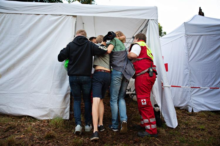 Til den årlige 'puttefest' i Dyrehaven nord for København har samaritterne normalt travlt med at hjælpe gymnasieelever, som har drukket for meget. Her i 2018. Foto: Martin Lehmann