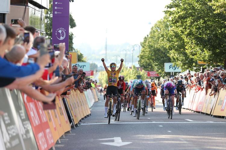 Marianne Vos jubler over sin tredje sejr i Tour of Scandinavia efter at have passeret Cecilie Uttrup Ludwig i Dannebrogs-trikoten kort inden stregen. Foto: Tour of Scandinavia. 