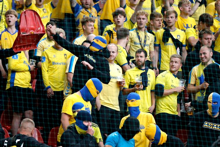 En lille gruppe Brøndby-fans kastede rundt med stolesæder. Flere af dem var maskeret. Nu vil justitsministeren mødes med fodboldaktører for at komme uroen til livs. Foto: Jens Dresling