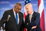 Letlands parlaments udtalelse faldt dagen efter, at USA's forsvarsminister Lloyd Austin (tv.) havde været på besøg hos sin kollega, Artis Pabriks. Foto: Gints Ivuskans/Ritzau Scanpix