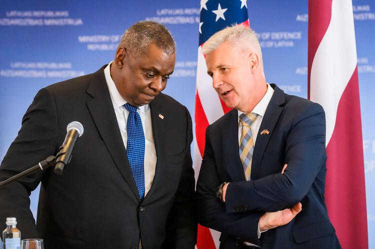Letlands parlaments udtalelse faldt dagen efter, at USA's forsvarsminister Lloyd Austin (tv.) havde været på besøg hos sin kollega, Artis Pabriks. Foto: Gints Ivuskans/Ritzau Scanpix