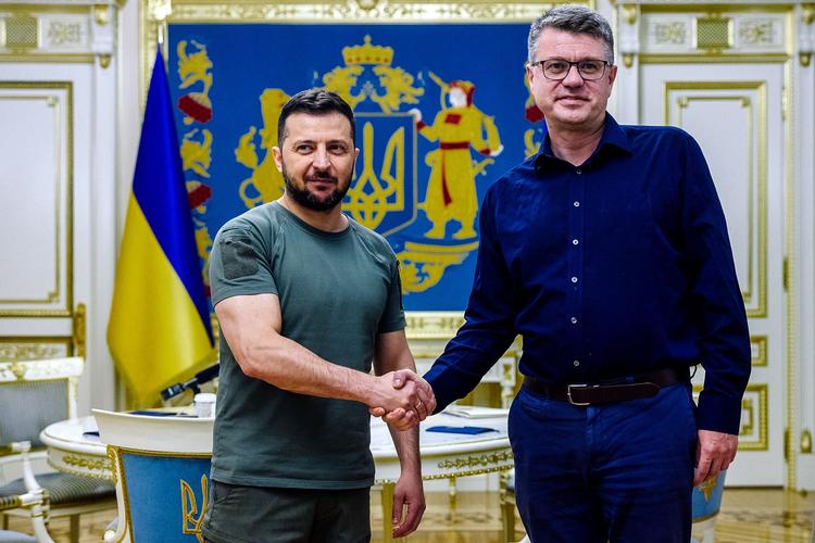 Både Estlands udenrigsminister, Urmas Reinsalu (th.), og Ukraines præsident, Volodymyr Zelenskyj, mener, at russere skal formenes visum og adgang til andre lande i Europa. Foto: Handout/Ritzau Scanpix