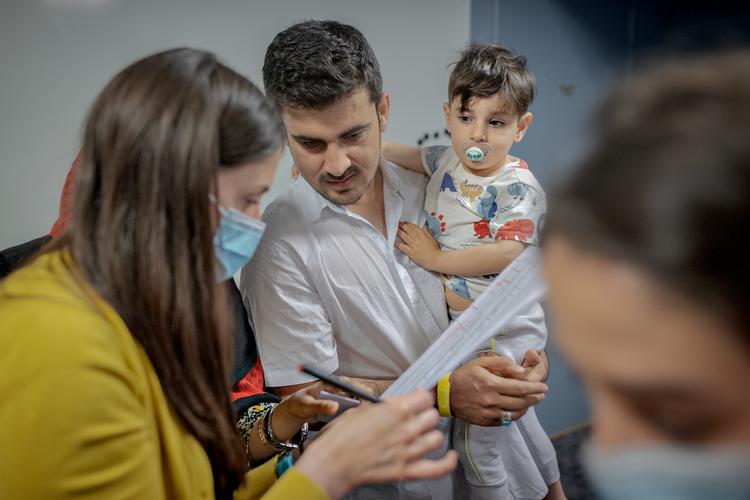 En større gruppe af de afghanere, der blev lovet sikkerhed i Danmark, rejste for et år siden til USA. Blandt andre Farhad Zakhilwal, der her ses sammen med sin søn Marwan på Hotel Østerport i København for at gøre sig klar til rejsen.  Foto: Miriam Dalsgaard