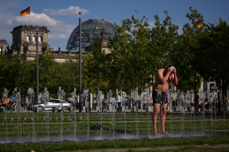 Rigsdagen, som ses i baggrunden, og alle andre offentlige bygninger på nær hospitaler og institutioner skal kun varmes op til 19 grader, hvis det står til regeringen i Tyskland. Foto: Lisi Niesner/Ritzau Scanpix