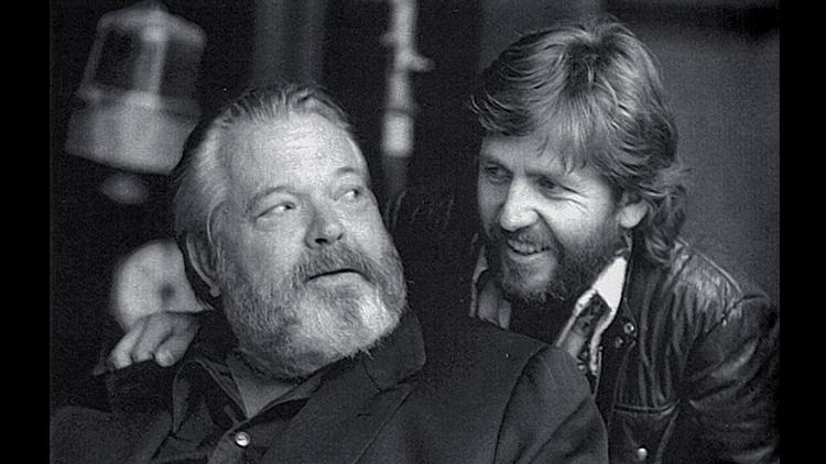 Som en trofast væbner fulgte fotografen Gary Graver (th.) Orson Welles gennem det mangeårige projekt med at gøre instruktørens sidste film i Hollywood færdig.  Foto: Netflix