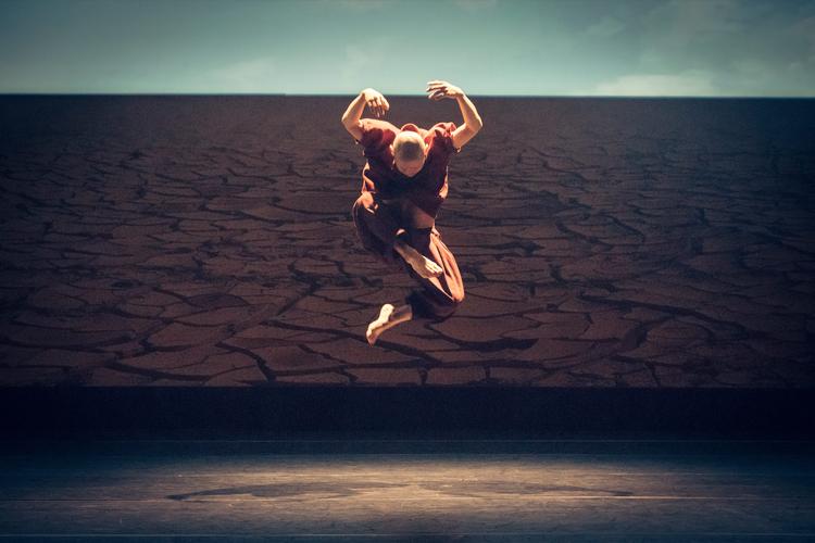 Kroppene i 'Nomad's ørken maner et liv frem på trods. Foto: Filip Van Roe