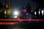 En politibetjent holder vagt foran den bolig, hvor den 24-årige formodede gerningsmand bor i New Jersey. Foto: Eduardo Munoz/Ritzau Scanpix