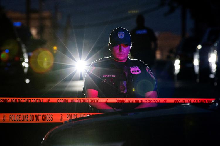 En politibetjent holder vagt foran den bolig, hvor den 24-årige formodede gerningsmand bor i New Jersey. Foto: Eduardo Munoz/Ritzau Scanpix