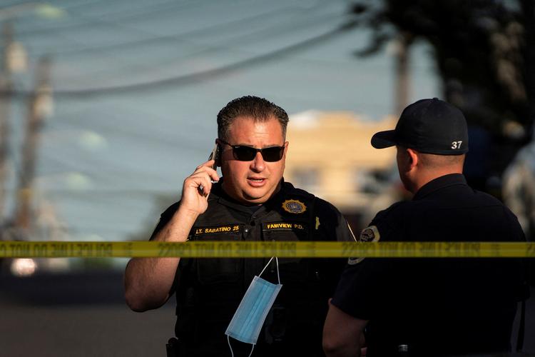   Politiet afspærrede området omkring den 24-årige mistænktes bolig i New Jersey i forbindelse med ransagningen efter drabsforsøget på Salman Rushdie.
 Foto: Eduardo Munoz/Ritzau Scanpix