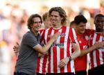 Thomas Frank og en af hans mange danske spillere Mads Bech Sørensen efter storsejren over Manchester United.  Foto: John Sibley/Ritzau Scanpix