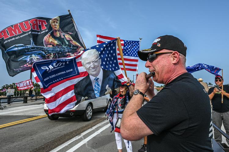 Tilhængere af den tidligere amerikanske præsident Donald Trump samles i nærheden af hans Mar-A-Lago villa i Florida den 9. august. Foto: Giorgio Viera/Ritzau Scanpix