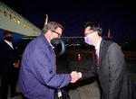 En repræsentant for Taiwans regering tager imod den amerikanske Kongresdelegation, der søndag landede Taipei lufthavn.
 Foto: Taiwan Ministry Of Foreign Affai/Ritzau Scanpix