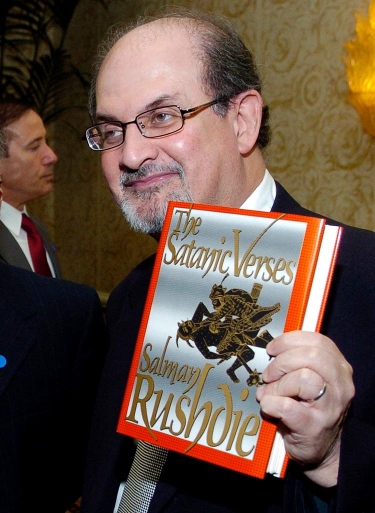 Salman Rushdie fotograferet i 1988, hvor hans bog ' De sataniske vers' blev udgivet.  Foto: Chris Pizzello/Ritzau Scanpix
