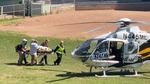 Salman Rushdie på vej til helikopteren, som bragte ham på hospitalet, hvor han blev lagt i respirator efter talrige knivstik. I weekenden kom han ud af respiratoren og han skal ifølge sin agent være i stand til at tale.  Foto: Horatio Gates/Ritzau Scanpix