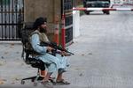 En bevæbnet talebaner gør sig det behageligt i Kabul.  Foto: Wakil Kohsar/Ritzau Scanpix